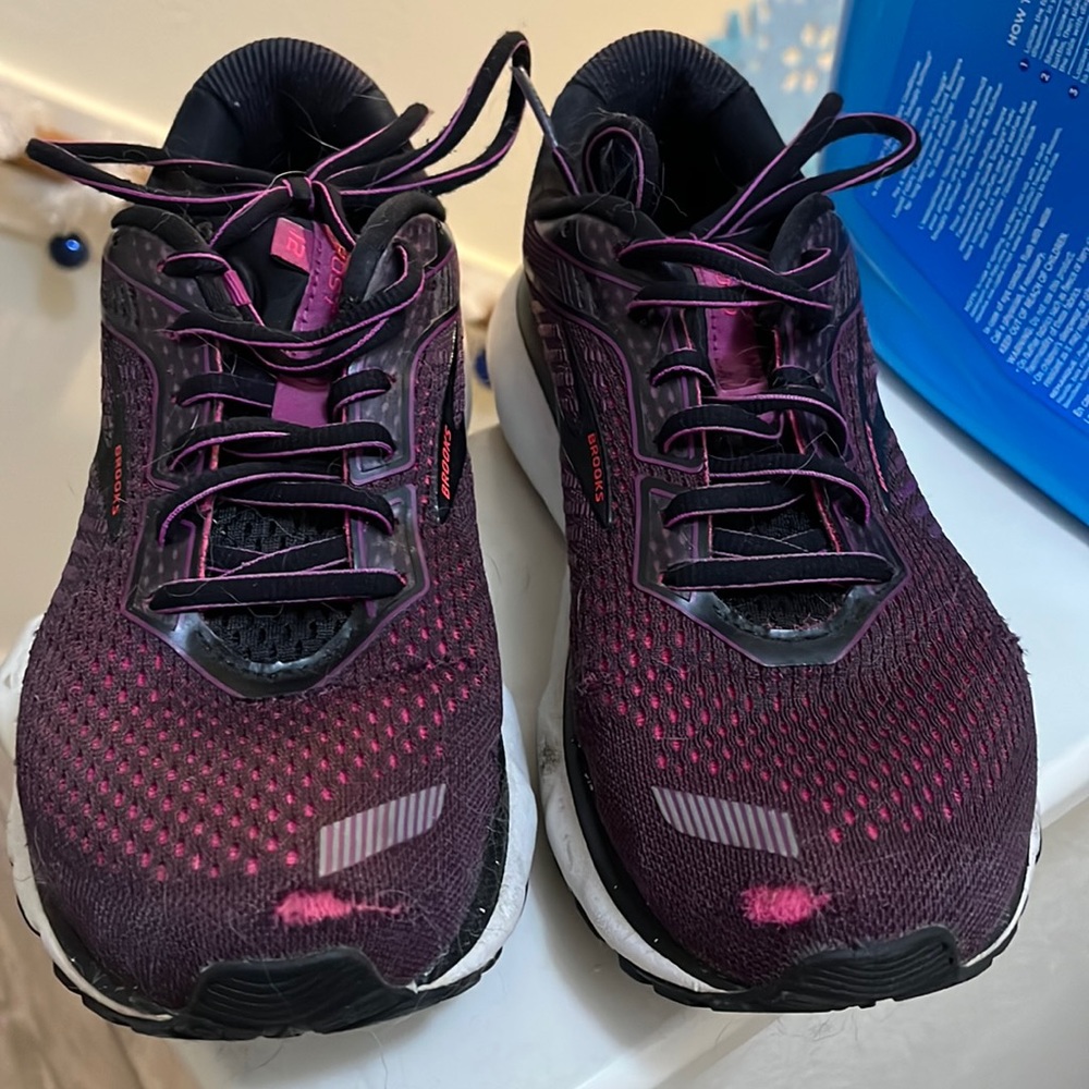 Brooks size 8.5. Barely worn.